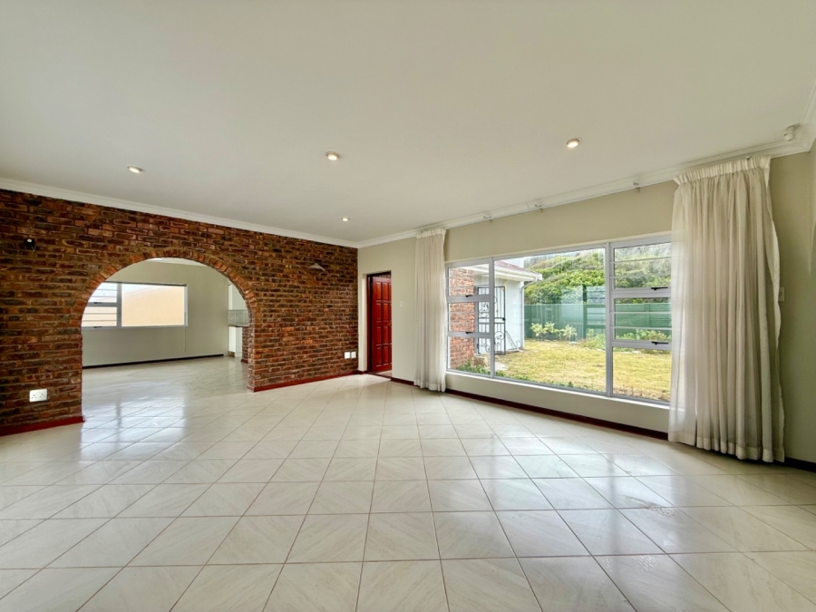 5 Bedroom Property for Sale in Seaview Eastern Cape